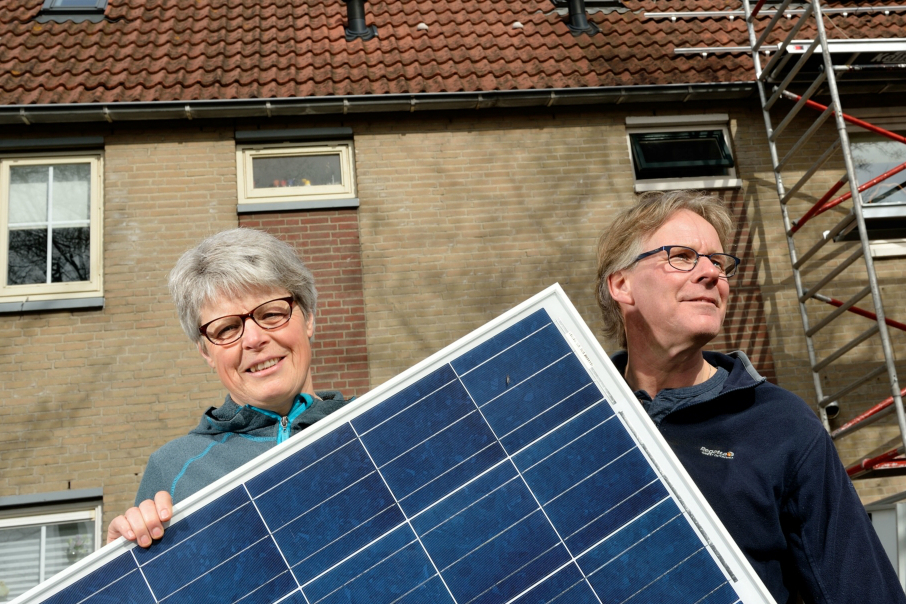 foto van bewoners met een zonnepaneel