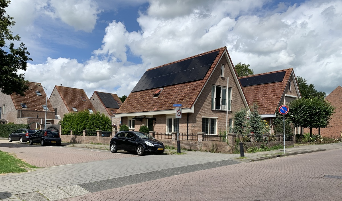 foto van huizen in Zaanstad met zonnepanelen