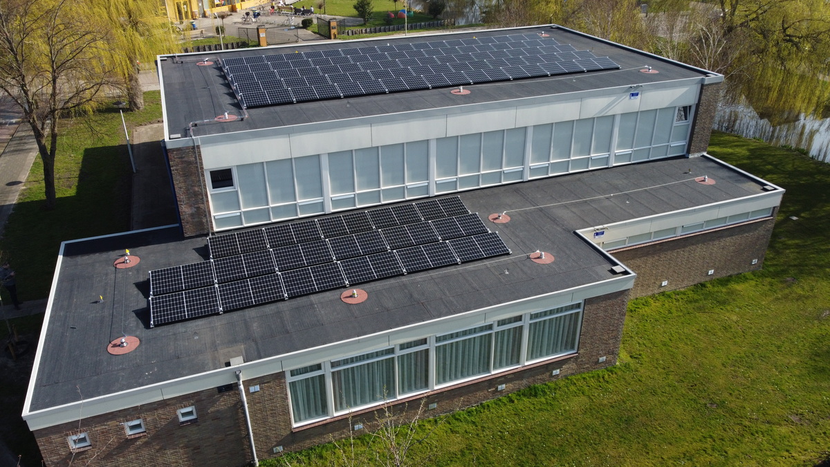 foto van zonnepanelen op de gymzaal aan de Saenredamstraat 34 in Zaandam